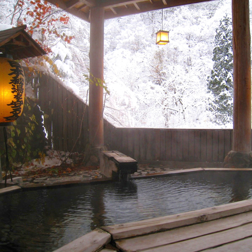 *【女性用半露天/一例】深々と降り積もる雪見温泉は風情がございます。