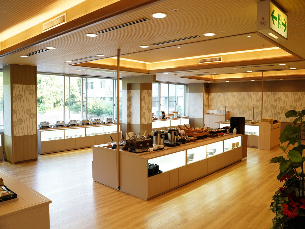 【レストラン】2025年7月リニューアルオープン！広々ビュッフェホールは料理が盛り沢山！