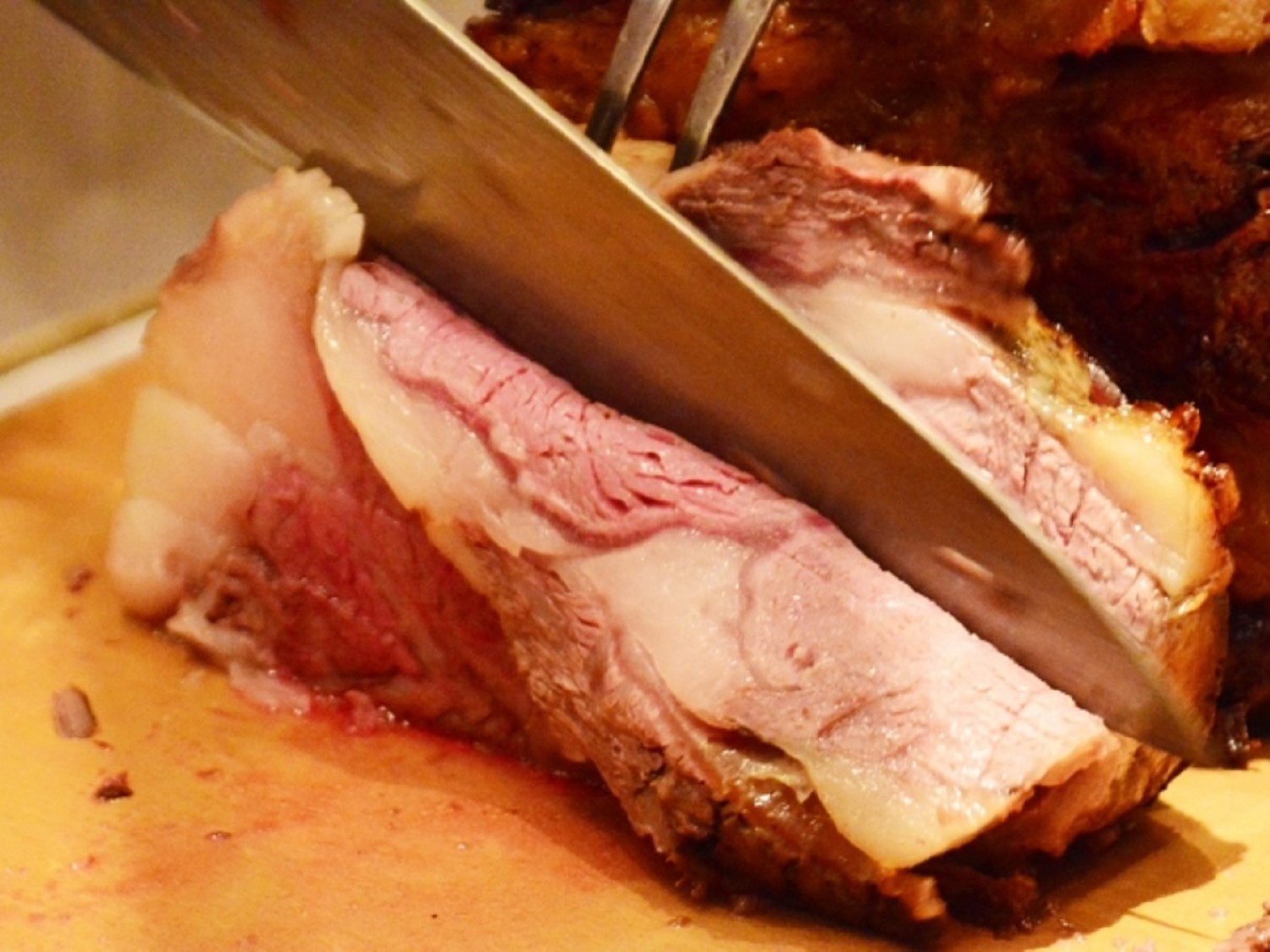 【ライブキッチン】朝食では人気のローストビーフを提供中！