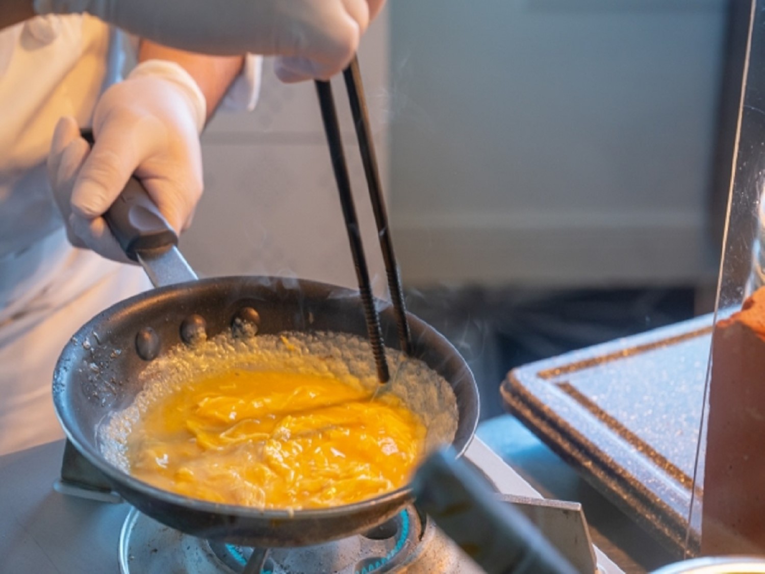 【ライブキッチン】朝食は料理人が焼き上げる「オムレツ」が人気！