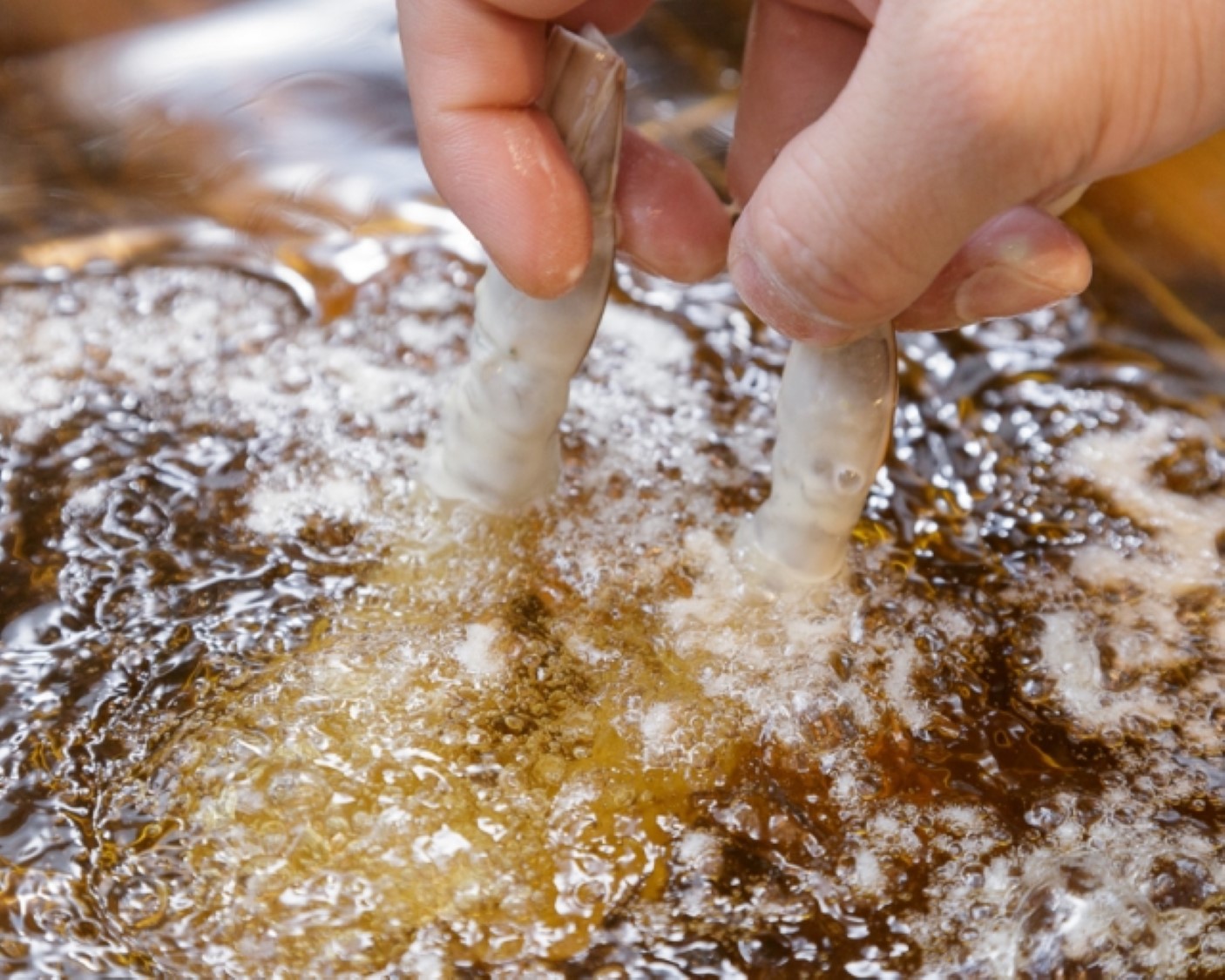 【ライブキッチン】夕食では料理人が揚げる「天ぷら」をお楽しみください。