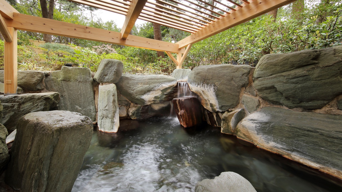 隣接の鴨川館・大浴場ときわの湯：露天岩風呂