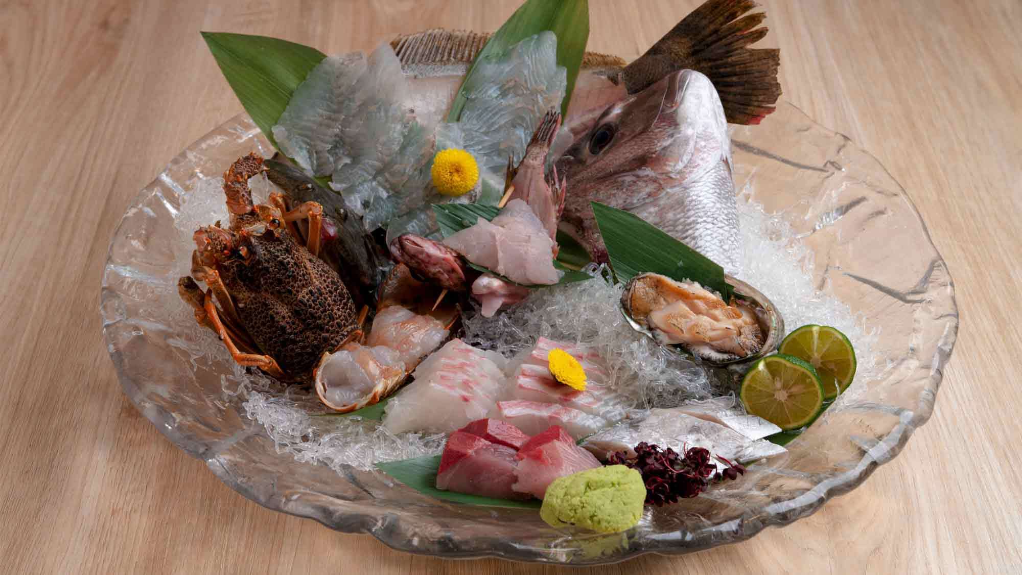 鳴門近海で獲れた旬の魚介４種と伊勢海老、あわびが姿作りになった別注料理