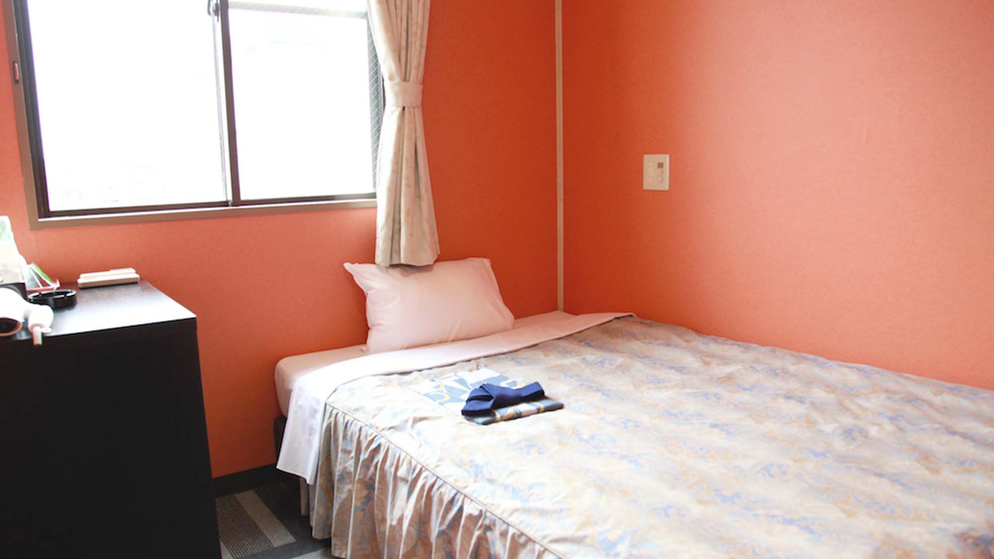  ・【シングルルーム一例】少し小さめのお部屋タイプですがベッドはセミダブル！