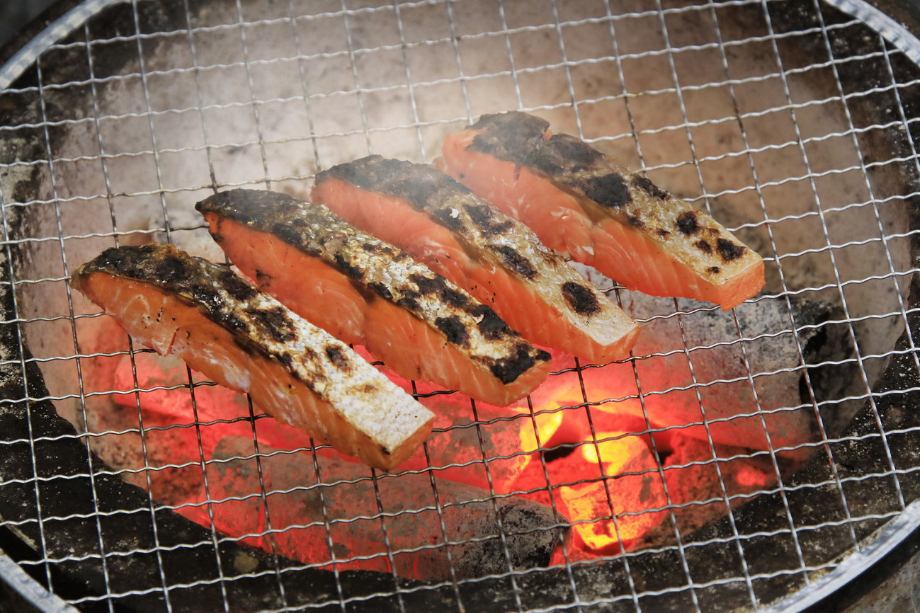 朝食炭火で焼いた鮭※イメージ