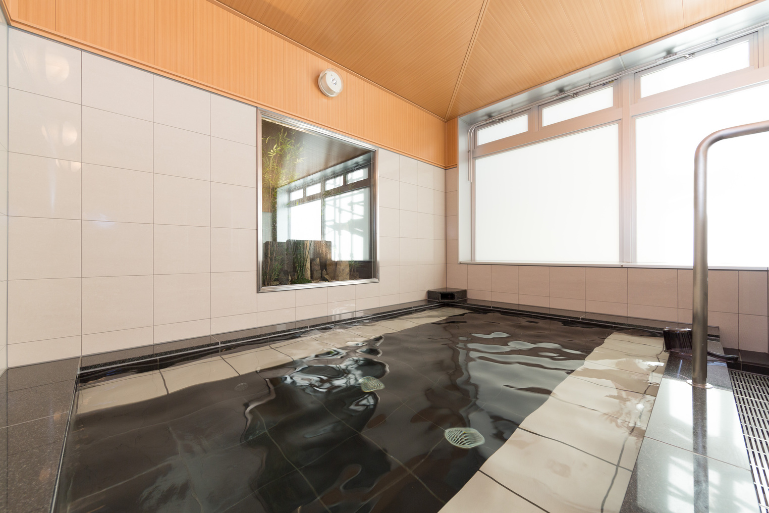 大浴場三交イン津駅前自慢の「四季の湯」でございます。