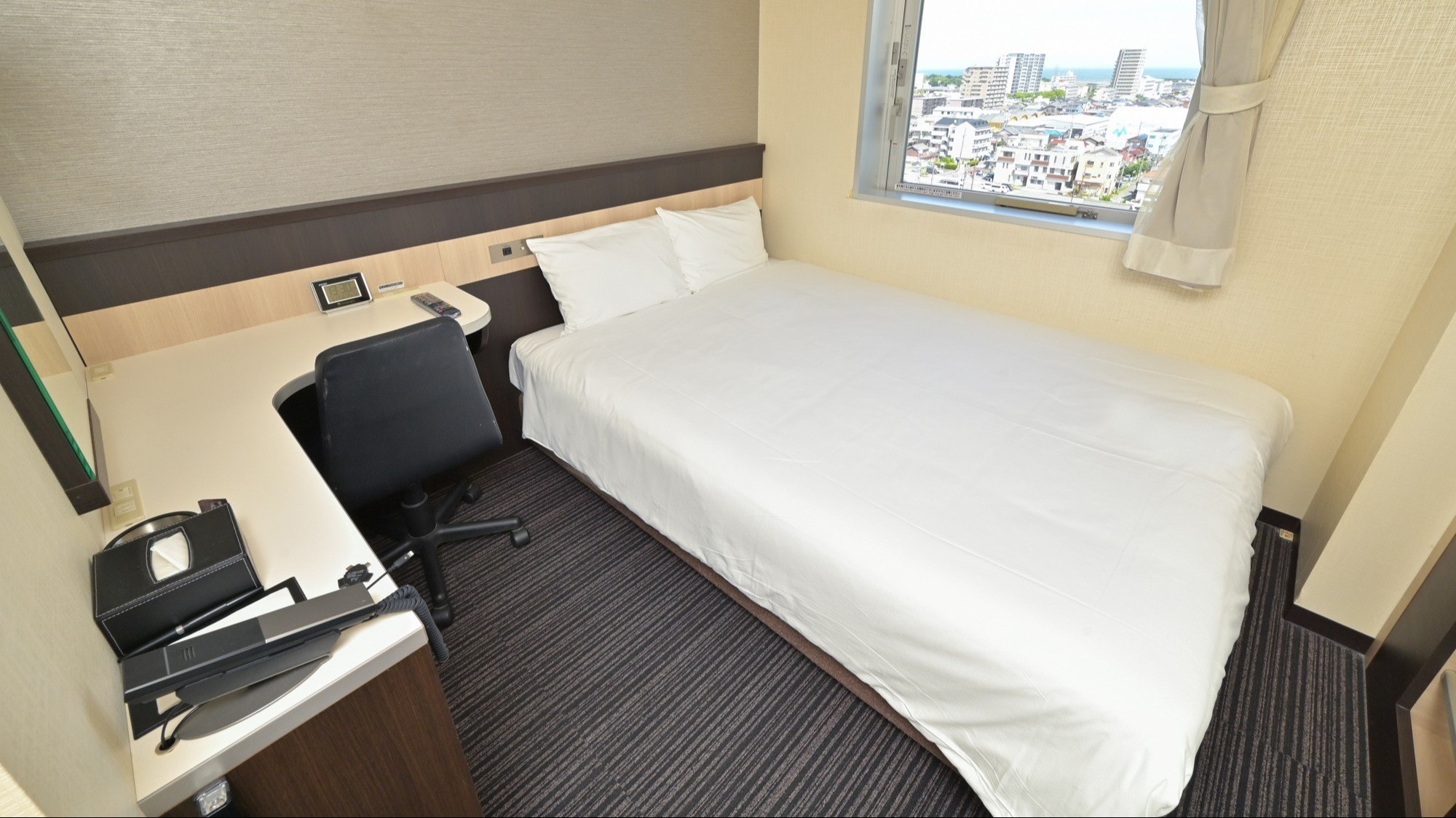 ベッド幅140㎝のダブルベッド1台のお部屋です(2名利用時は2名セットになります)