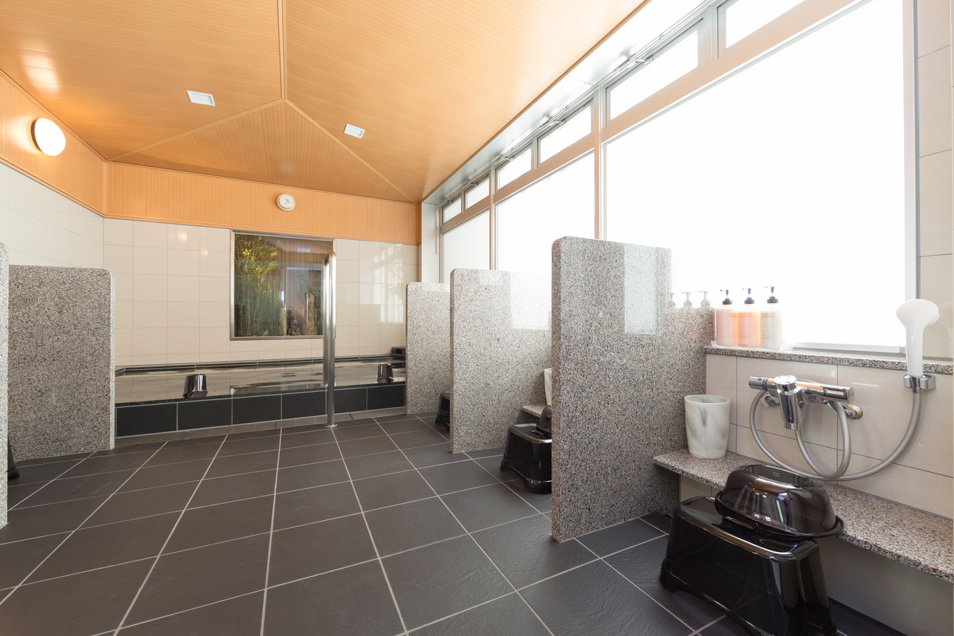 大浴場洗い場のスペースは大きめにしつらえております。