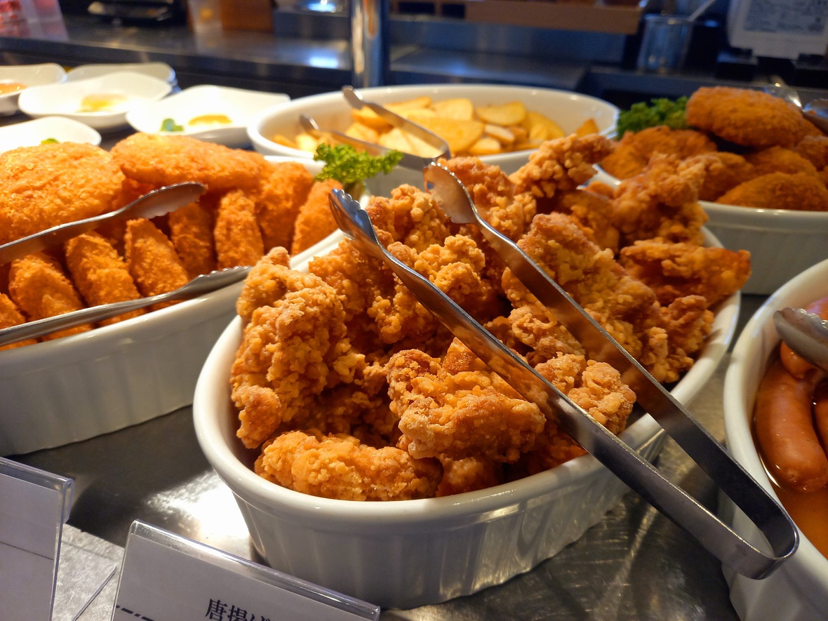 【ホットコーナー】定番の唐揚げやポテトフライ、ソーセージなど、あたたかいお料理もございます。