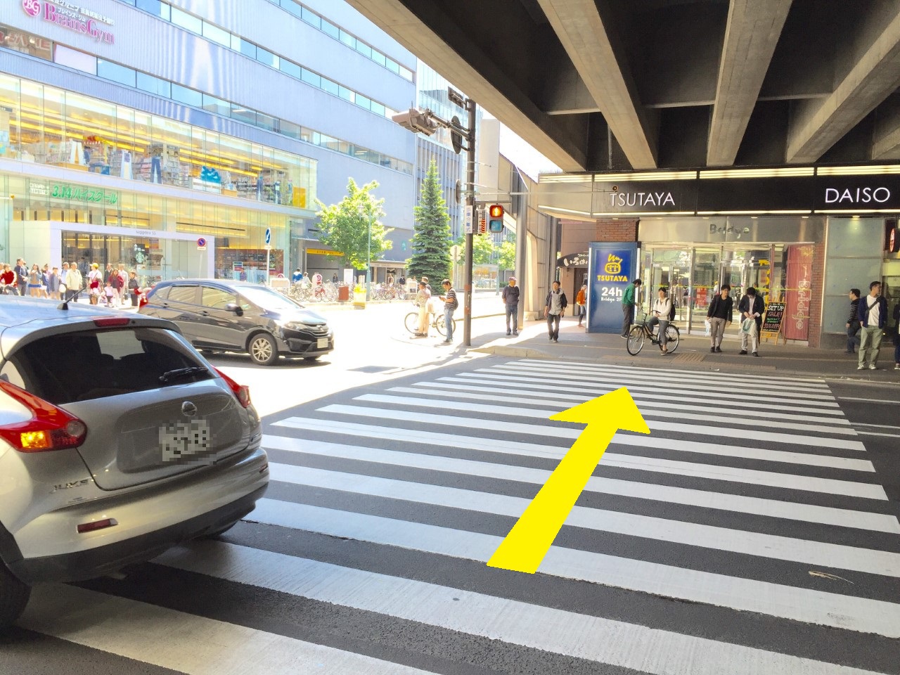 ⑤出てすぐ向かえの横断歩道を渡ります♪