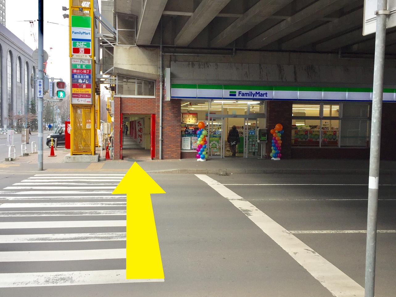 ⑧「サツエキBridge」を出て、横断歩道をファミリーマートさんに向かって渡ります♪