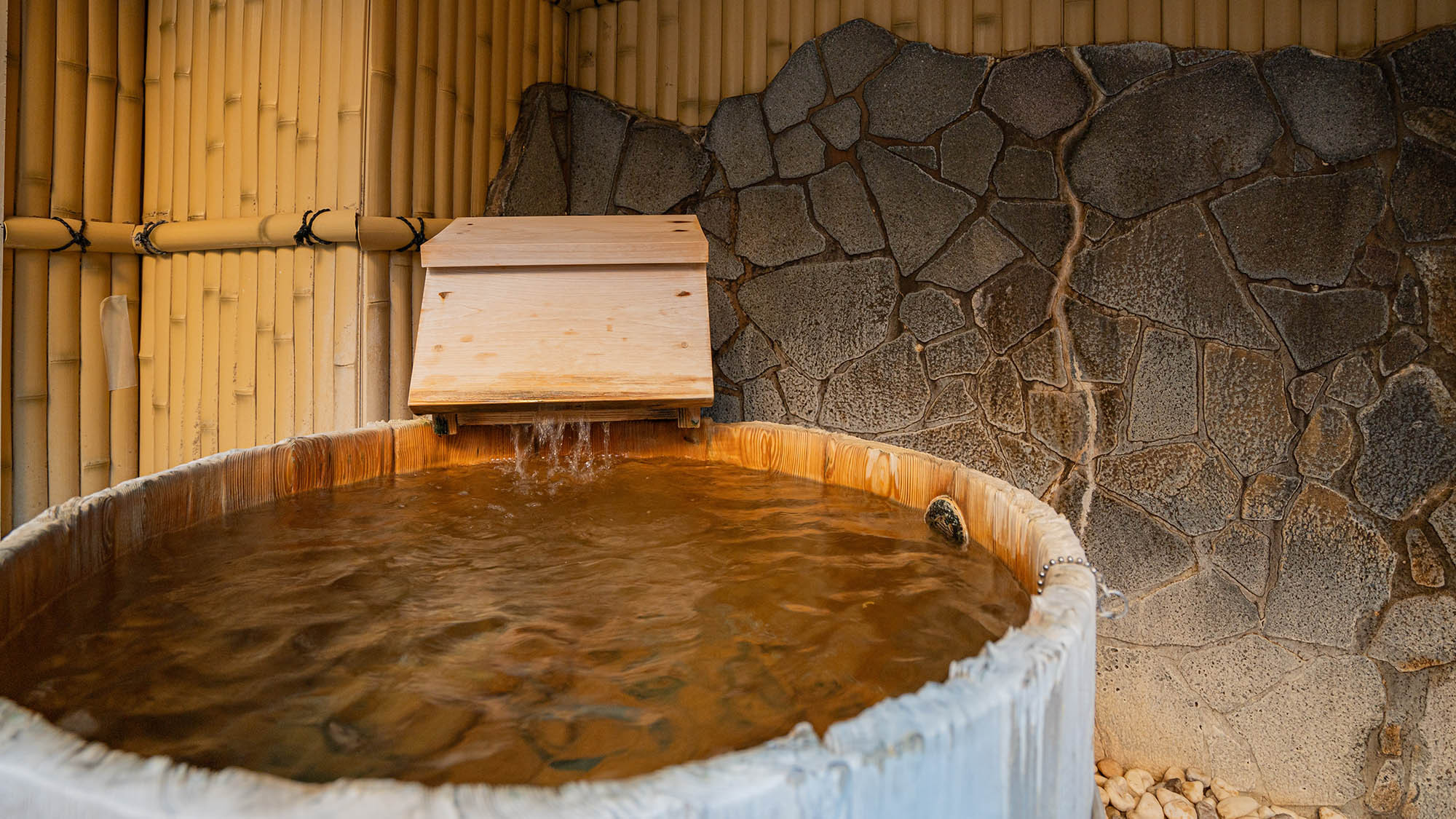 ・【いやしの本館】露天樽風呂