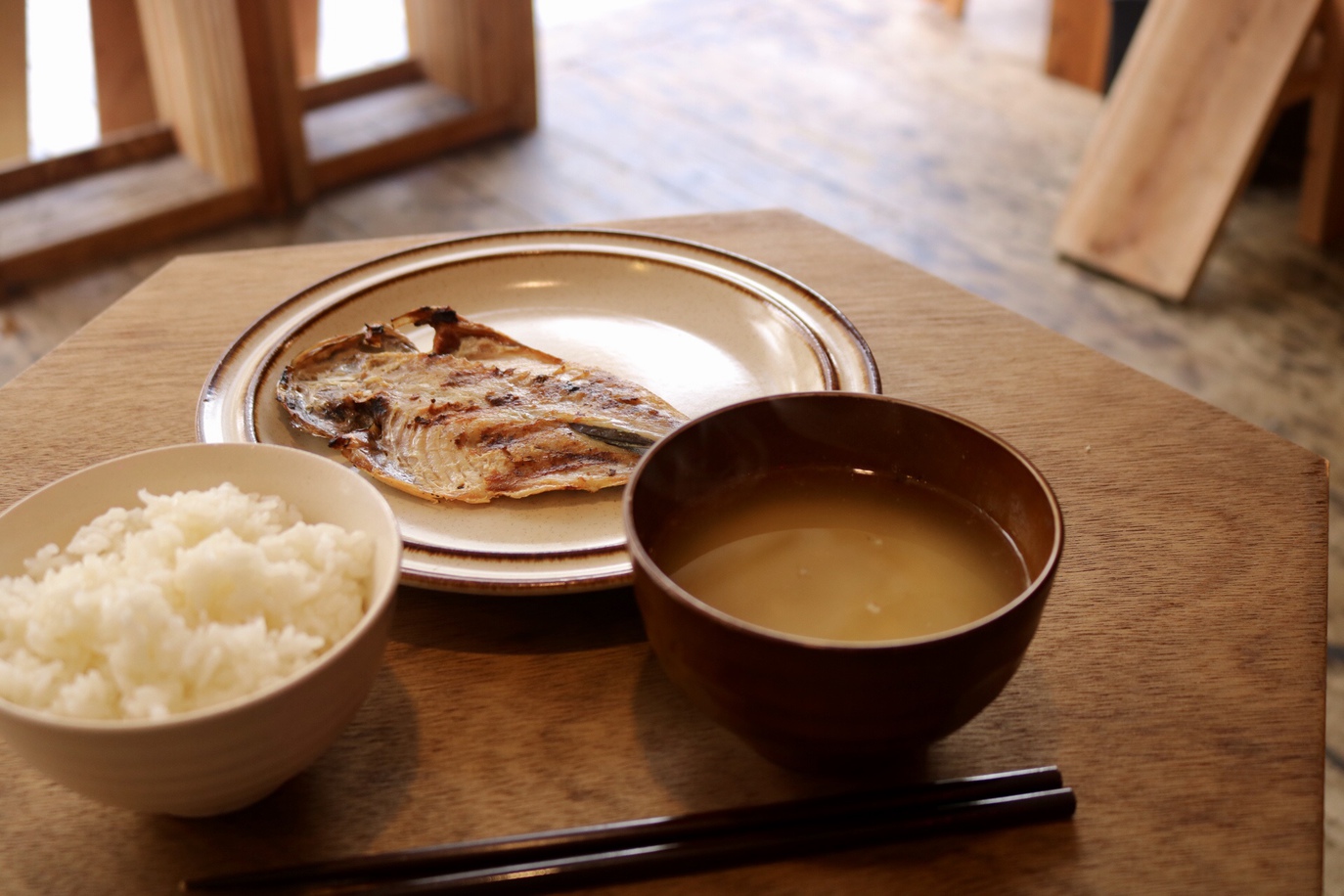 静岡お米と地元の食材を使ったこだわりの味噌汁。お好みで干物を買ってグリルで焼いて食べられます。