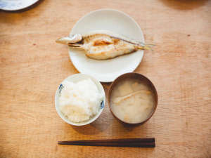 静岡県産のごはんと、地元素材を使ったみそ汁をご用意します。お好みで熱海の名産、干物もご一緒に。