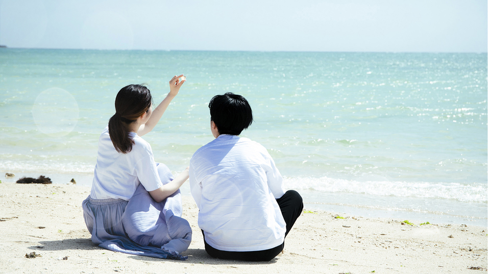 ビーチでお散歩デート♪青く輝く沖縄の海と真っ白な砂浜