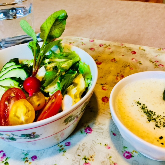 …;ある日のランチ〜新鮮野菜たっぷり、アスパラのスープが優しい…;