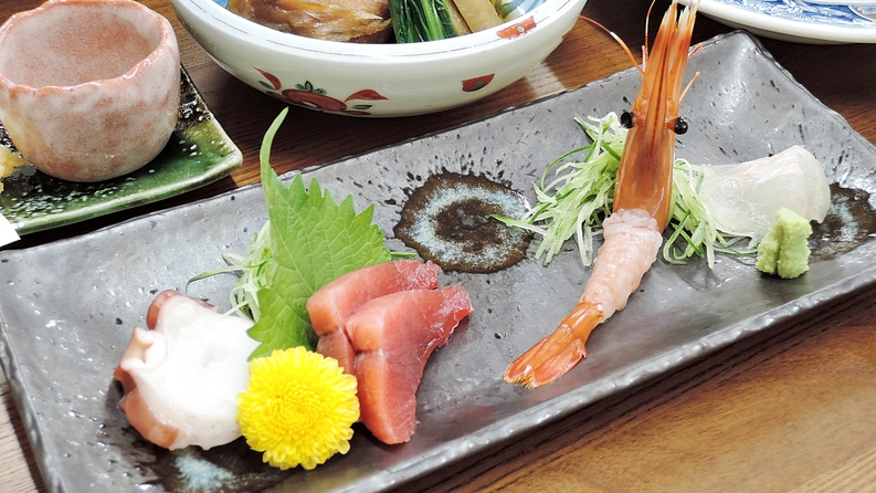 *夕食一例*鮮魚のお刺身は、季節などで内容が異なり、盛り合わせ風にご提供します。