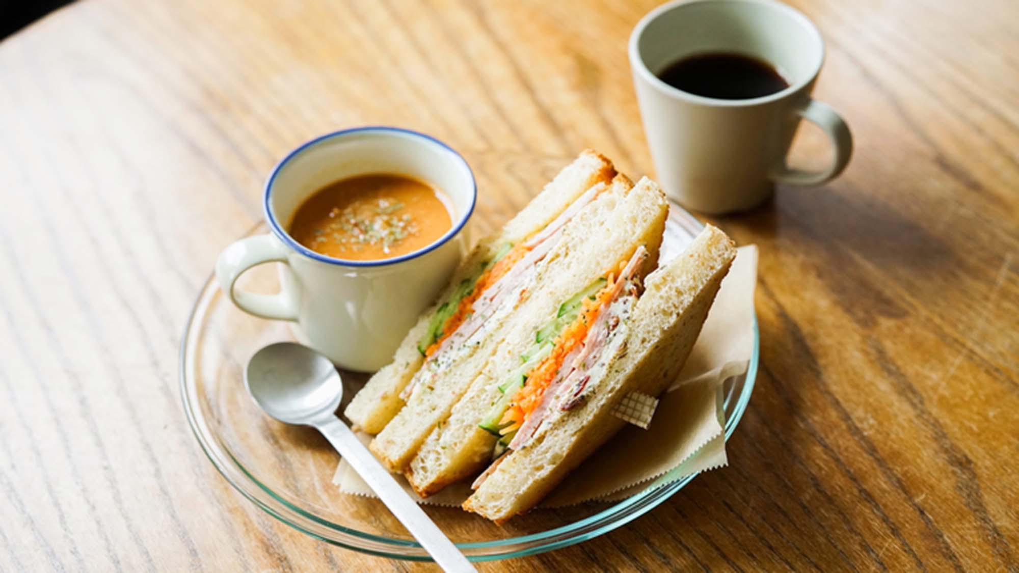 ・【カフェ】朝食は地元の野菜と食材をグラハムパンで挟んだサンドイッチとスープをご用意しております