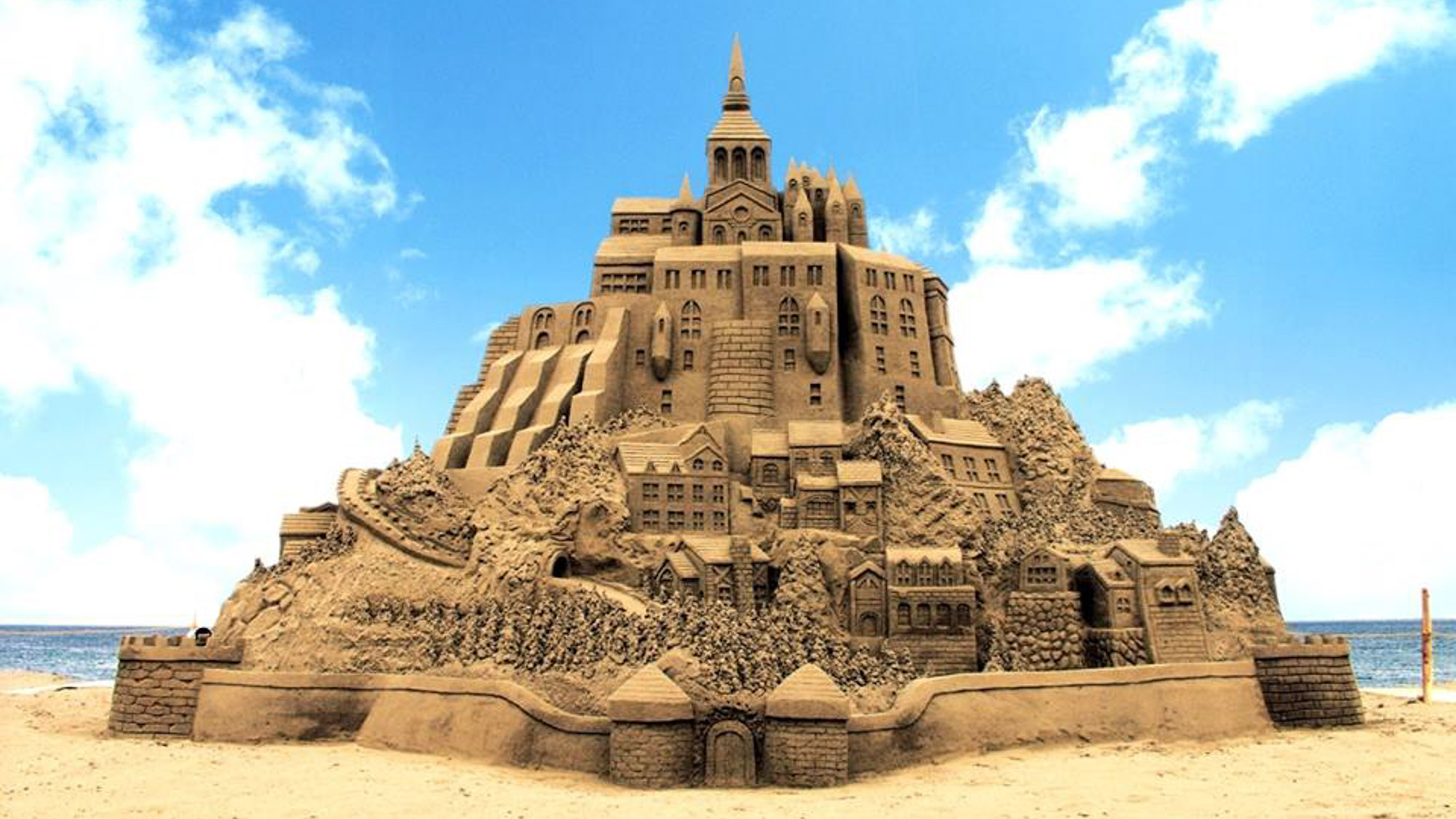 *【周辺】毎年夏に釜谷浜海水浴場で行われる芸術的な砂像の彫刻「サンドクラフト」。