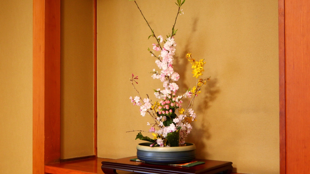 【客室】季節の花々がお出迎えします。