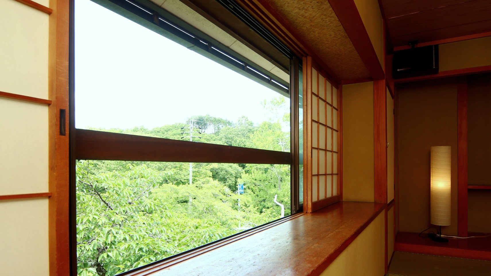 【客室】葵の間（おまかせ和室）大きな窓から雄大な恵那の自然を眺めるお部屋です。