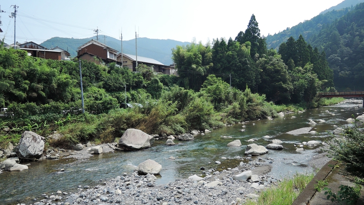 *恵まれた自然の中にある馬路温泉（ロビーやテラスからの景色）