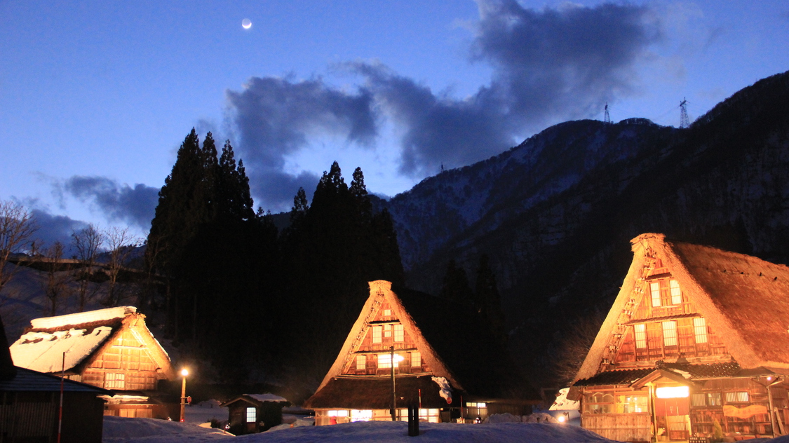 夕暮れ雪景色の菅沼合掌造り集落