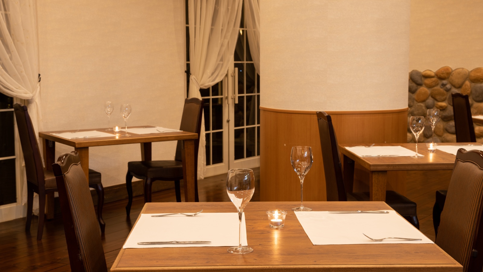 創作フランス料理レストラン フィーヌズ・エルブ