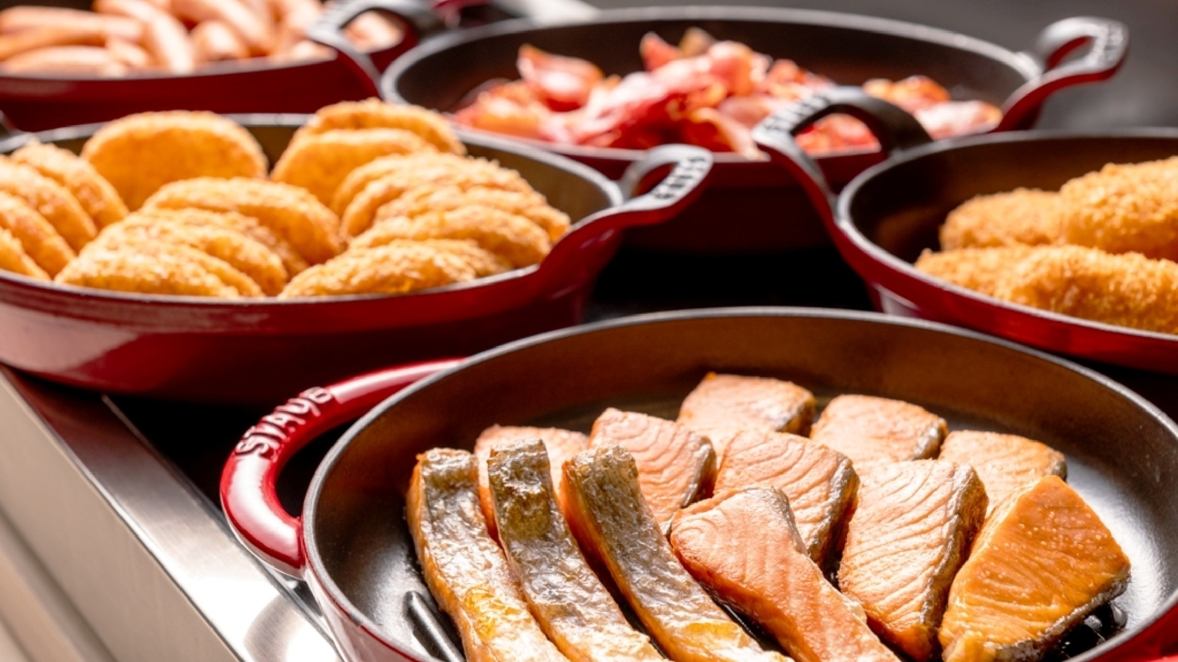 ビュッフェ焼き魚・カニクリームコロッケ・ハッシュドポテト・ベーコン・ウィンナー