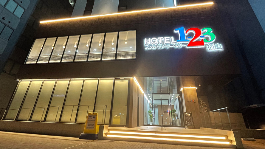 ホテル外観(夜）