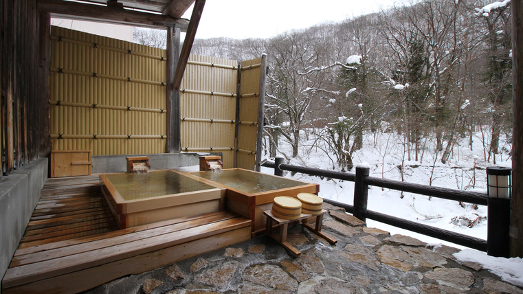 ＃【貸切風呂・檜の湯】ひんやりとした空気の中雪景色を眺めながら楽しむ温泉は格別です♪