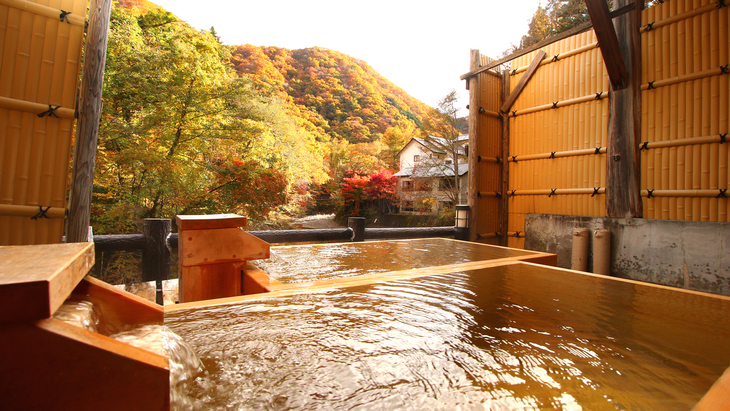 ＃【貸切風呂・檜の湯】貸切露天からは色とりどりに染まった山々の景色が眺められます