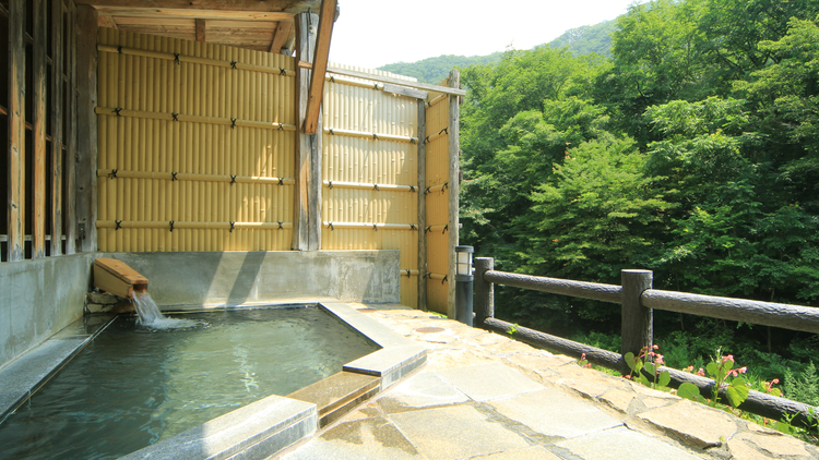 ＃【貸切風呂・御影石の湯】湯舟でのんびりと季節の移ろいを感じてください