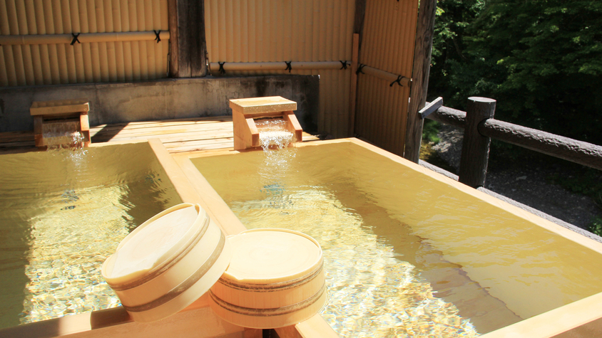＃【貸切露天温泉】湯舟を２つ並べた珍しいタイプの桧風呂です