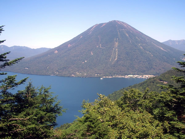 半月峠から望む“;中禅寺湖”;と“;男体山”;