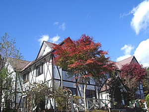 秋、紅葉のポンドテェイル外観