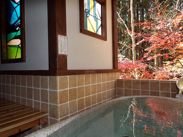 紅葉とステンドグラス