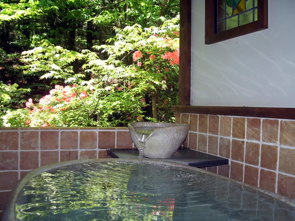 陶器風呂から見える春