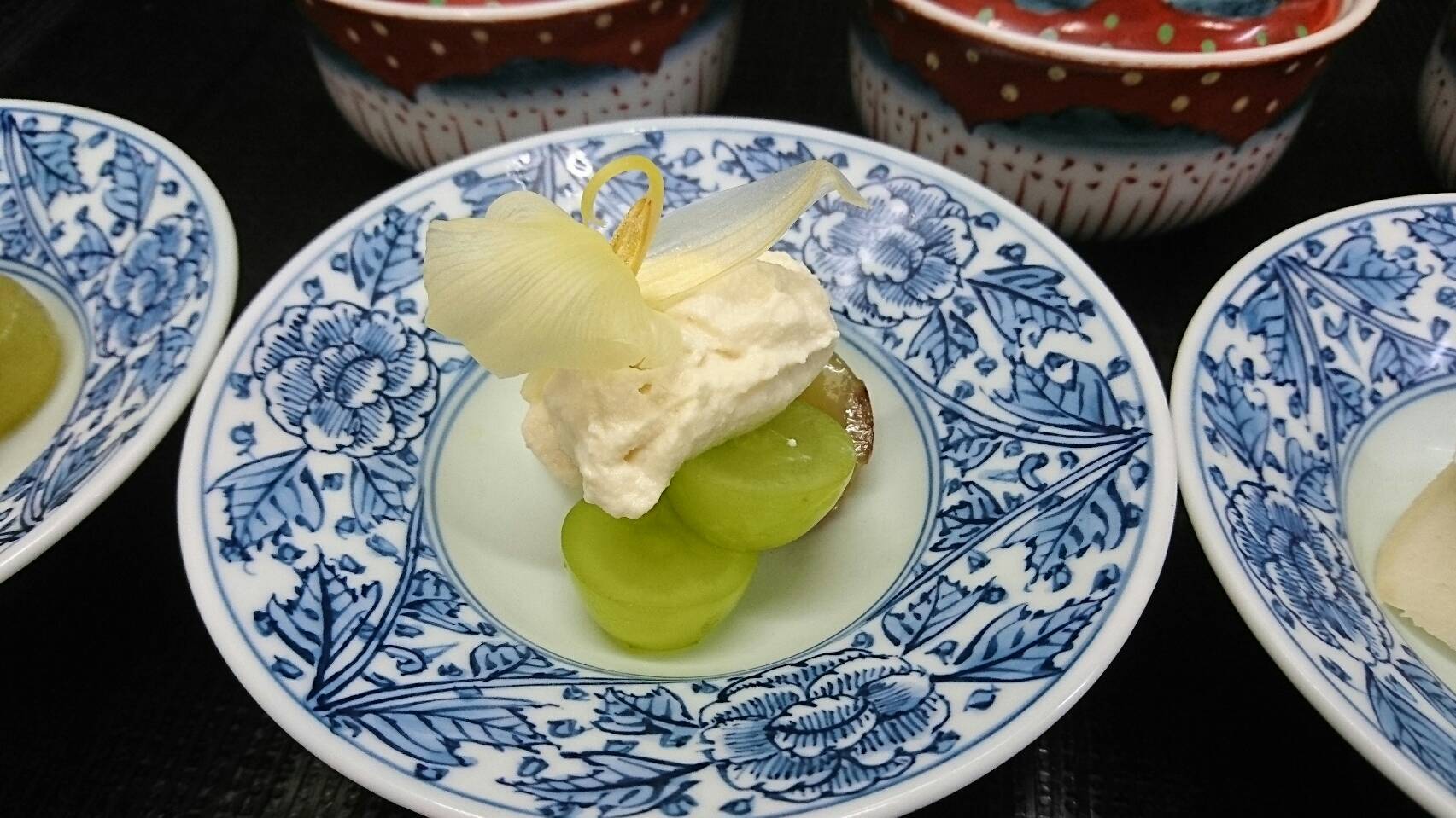 シャインマスカットと茗荷の花の白酢和え