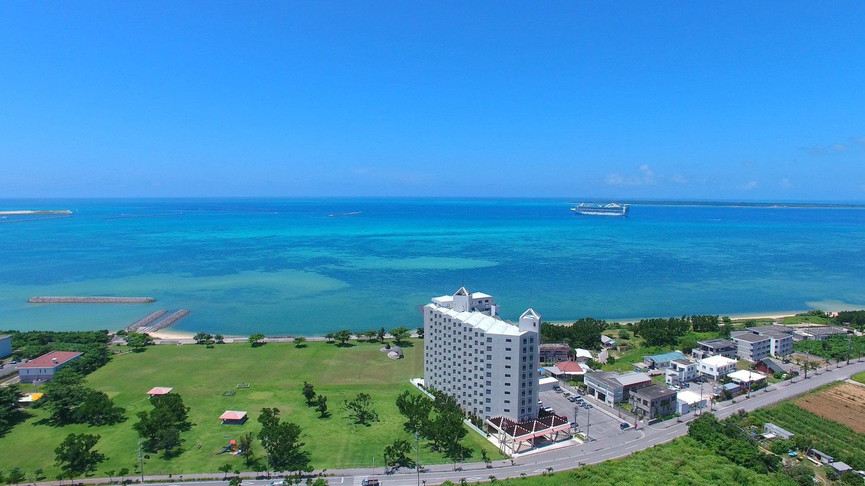 ＜ホテル外観＞ホテル前には青く美しい海が広がります1