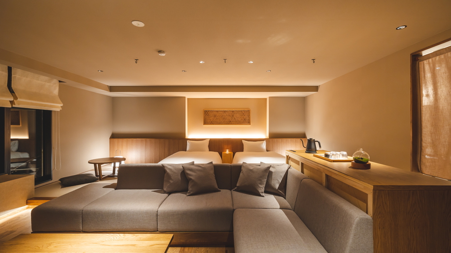 【温泉露天風呂付スイートルーム】ゆったりとした70平米超の空間。