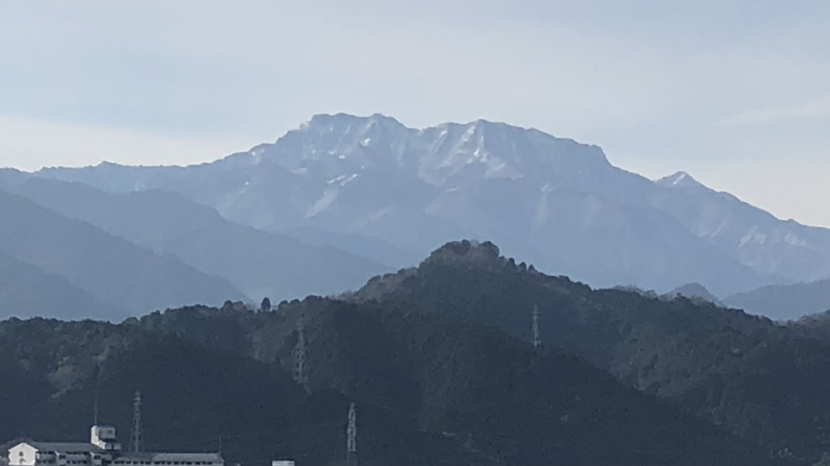 山側の景色。天気が良ければ『霊峰石鎚山』が見えます。