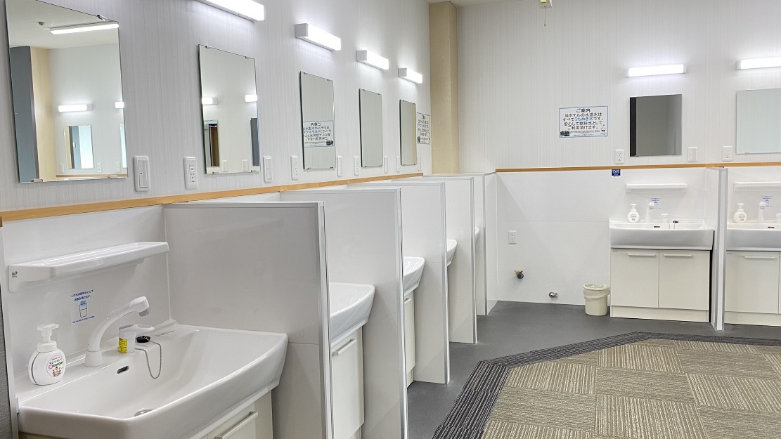 和室の廊下には、洗面台8台、男性・女性用お手洗いを完備しております。