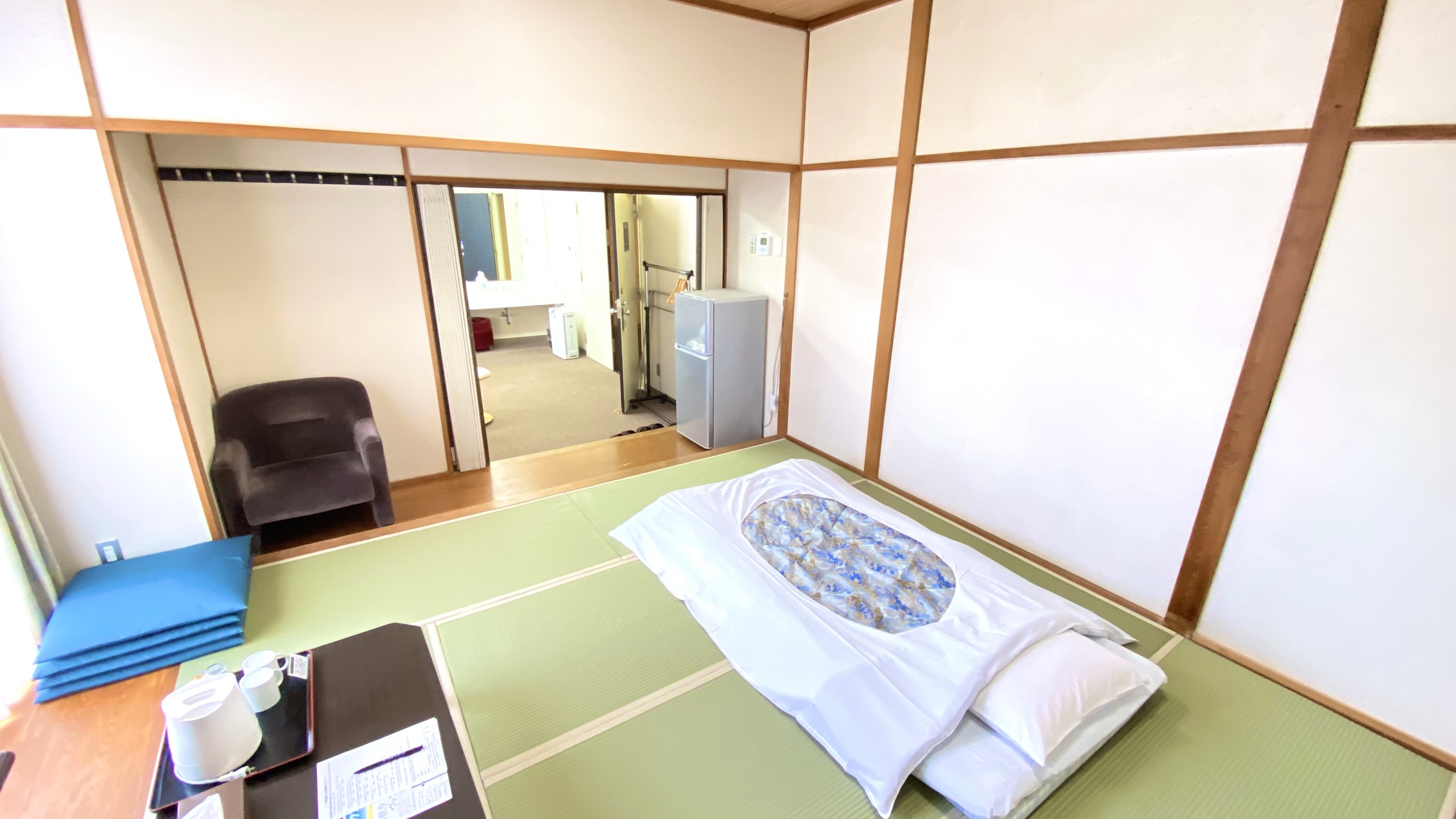 和洋室ダブルベッド1台と畳スペースが分かれたお部屋です。