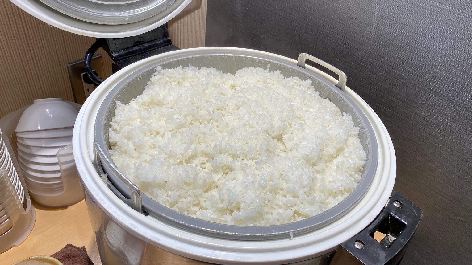 契約地元農家より、伊予西条産のお米を使用しています。ガス窯で一気にふっくらツヤツヤに炊き上げます。