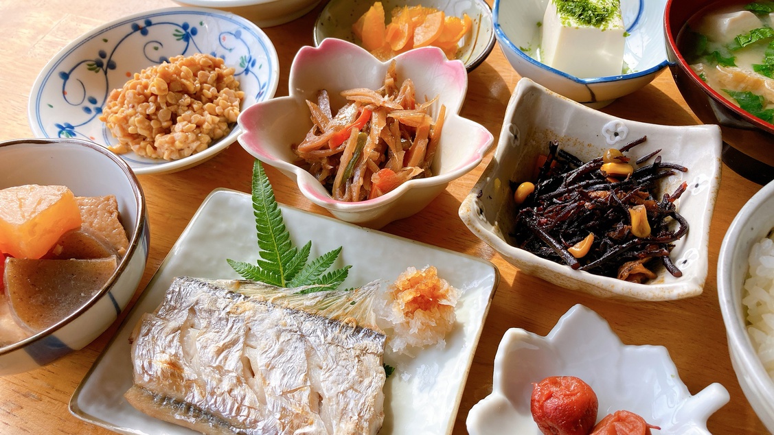 *【朝食一例】地元産のお魚や自家製味噌を使ったお味噌汁など健康的な和朝食をご用意いたします！