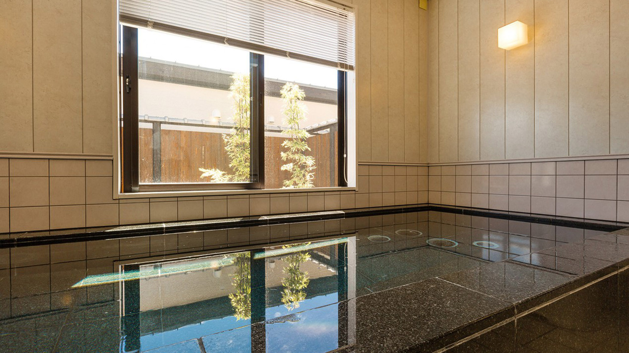 ・＜本館大浴場＞ 湧き水を使った透明度の高いお風呂をご堪能ください