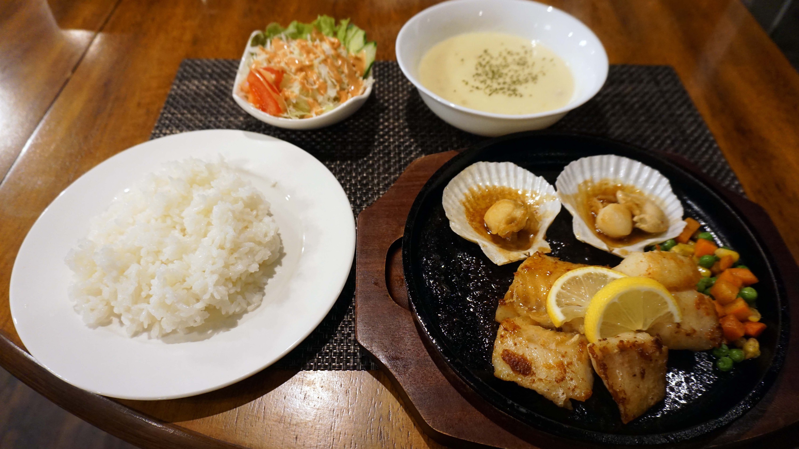 選べるメイン料理魚のバター焼きの夕食セット