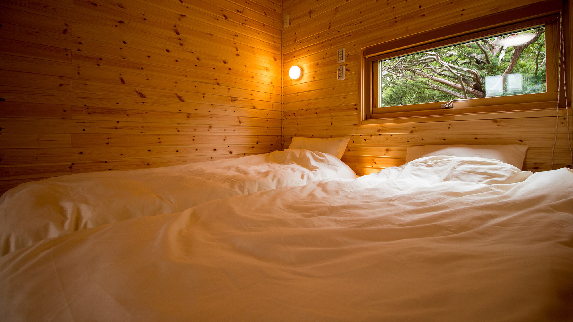 ・＜客室一例（ツイン）＞木のぬくもりと香りが疲れを癒してくれるお部屋