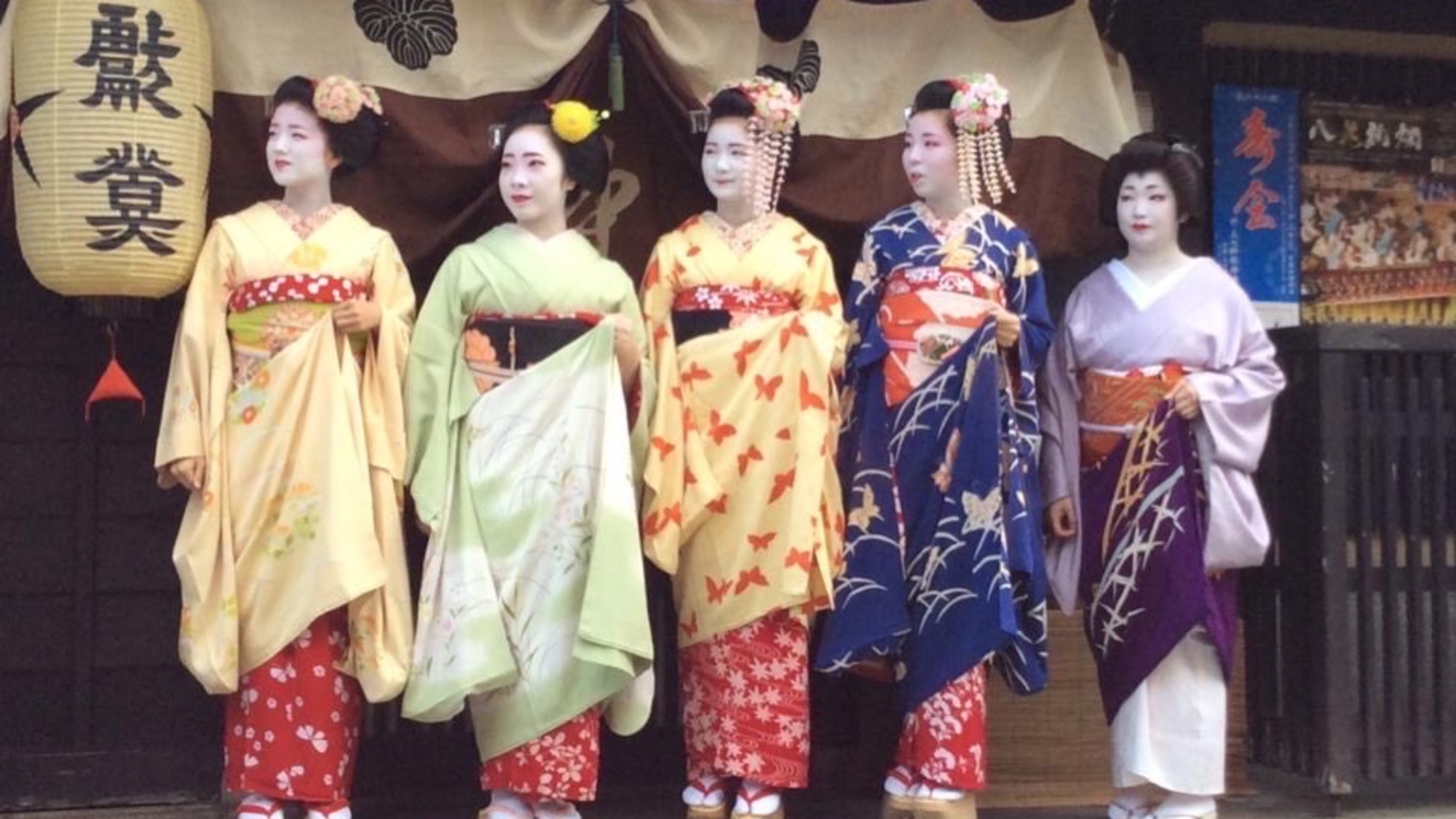 ・【周辺】上七軒は京都の五花街の中で最も古い歴史を持つ花街。行き交う舞子が多くの観光客を魅了します